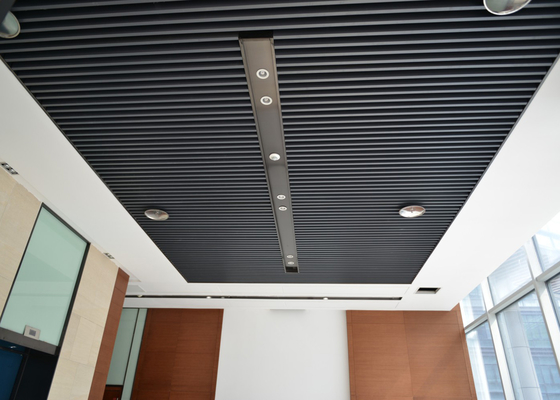 芸術家のアルミ合金の商業天井のタイル/正方形の管スクリーンの天井は防水をタイルを張ります